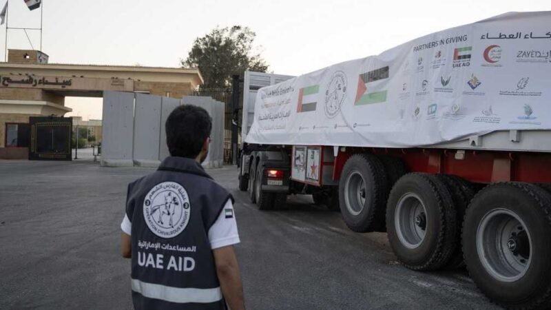 الإمارات تواصل دعمها الإنساني لغزة عبر قافلة مساعدات جديدة