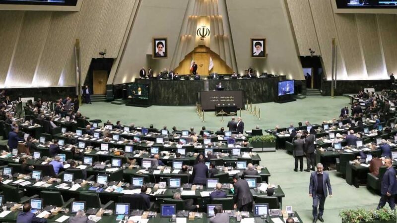 نواب إيرانيون يطالبون بإجراءات عاجلة لدعم الفئات محدودة الدخل