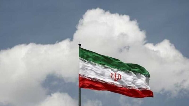 إيران تلوح بالرد العسكري وتنتظر تحركات دبلوماسية مع واشنطن