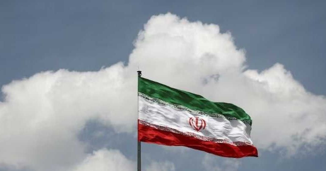 إيران تلوح بالرد العسكري وتنتظر تحركات دبلوماسية مع واشنطن