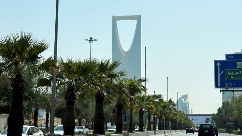 السعودية تعترض صاروخاً بالستياً وتدوي انفجارات في الرياض