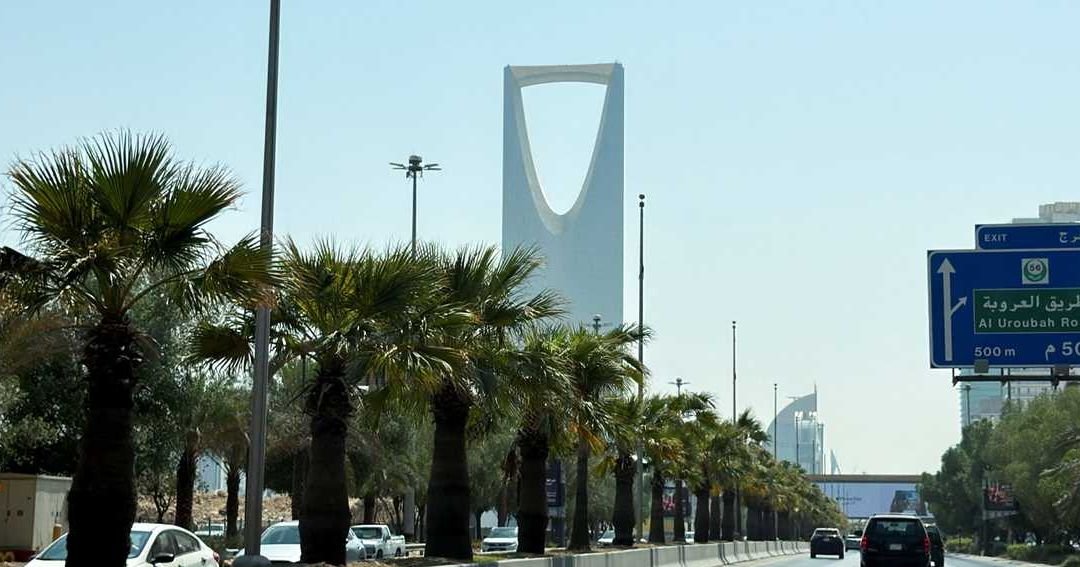 السعودية تعترض صاروخاً بالستياً وتدوي انفجارات في الرياض