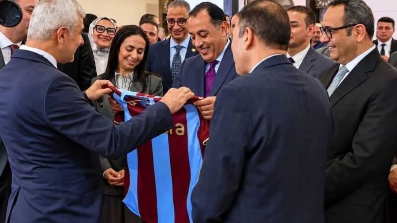 هدية رمزية من الجناح التركي لرئيس الوزراء المصري في معرض تراثنا