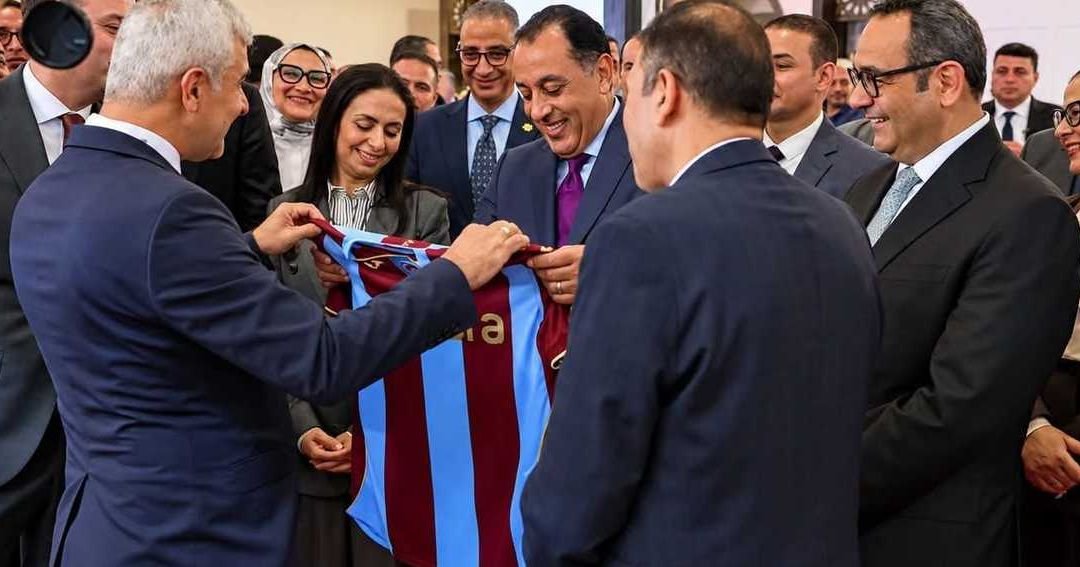 هدية رمزية من الجناح التركي لرئيس الوزراء المصري في معرض تراثنا