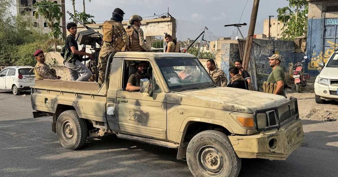 اليمن: مئات القتلى في مواجهات وغارات جوية خلال 5 أيام